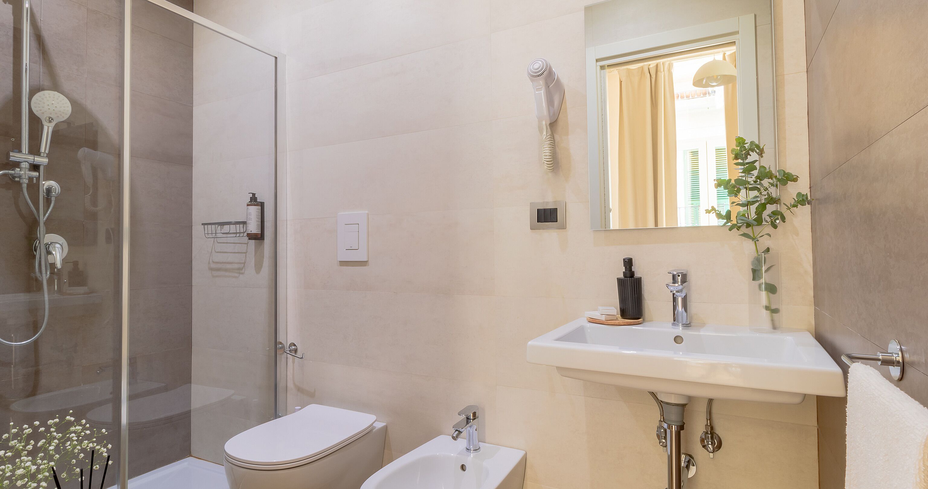 Quarto casal ou duplo luxo, sacada | Banheiro | Chuveiro, chuveiro com efeito de chuva, produtos de toalete grátis 