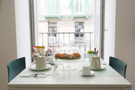 Desayuno con opciones de la cocina local incluido todos los días