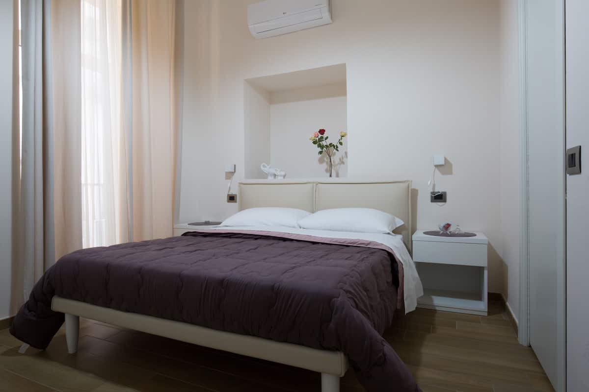 Ropa de cama de alta calidad, muebles diferentes y escritorio