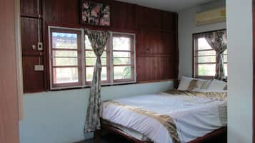 Deluxe Triple Room, Non Smoking, Pool Access | Free WiFi, bed sheets