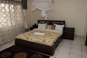 Studio | Premium bedding, desk, free WiFi - Delta Suites (Kampala)