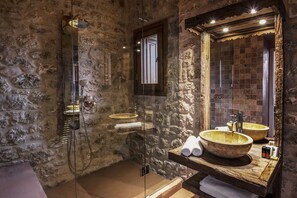 Premium Suite, Fireplace | Bathroom | Hydromassage showerhead, designer toiletries, hair dryer, slippers - Elafos Spa Hotel (Gortynia)