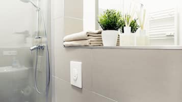 Dusche, Haartrockner, Handtücher, Seife