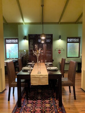 Menyajikan masakan Thailand