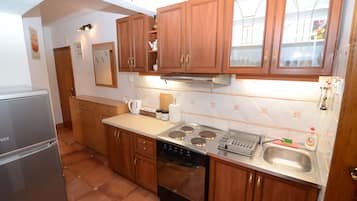 Panoramic Suite, 1 Queen Bed, Bay View | Private kitchen