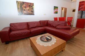 公寓, 獨立浴室, 山景 | 客廳 | 平面電視