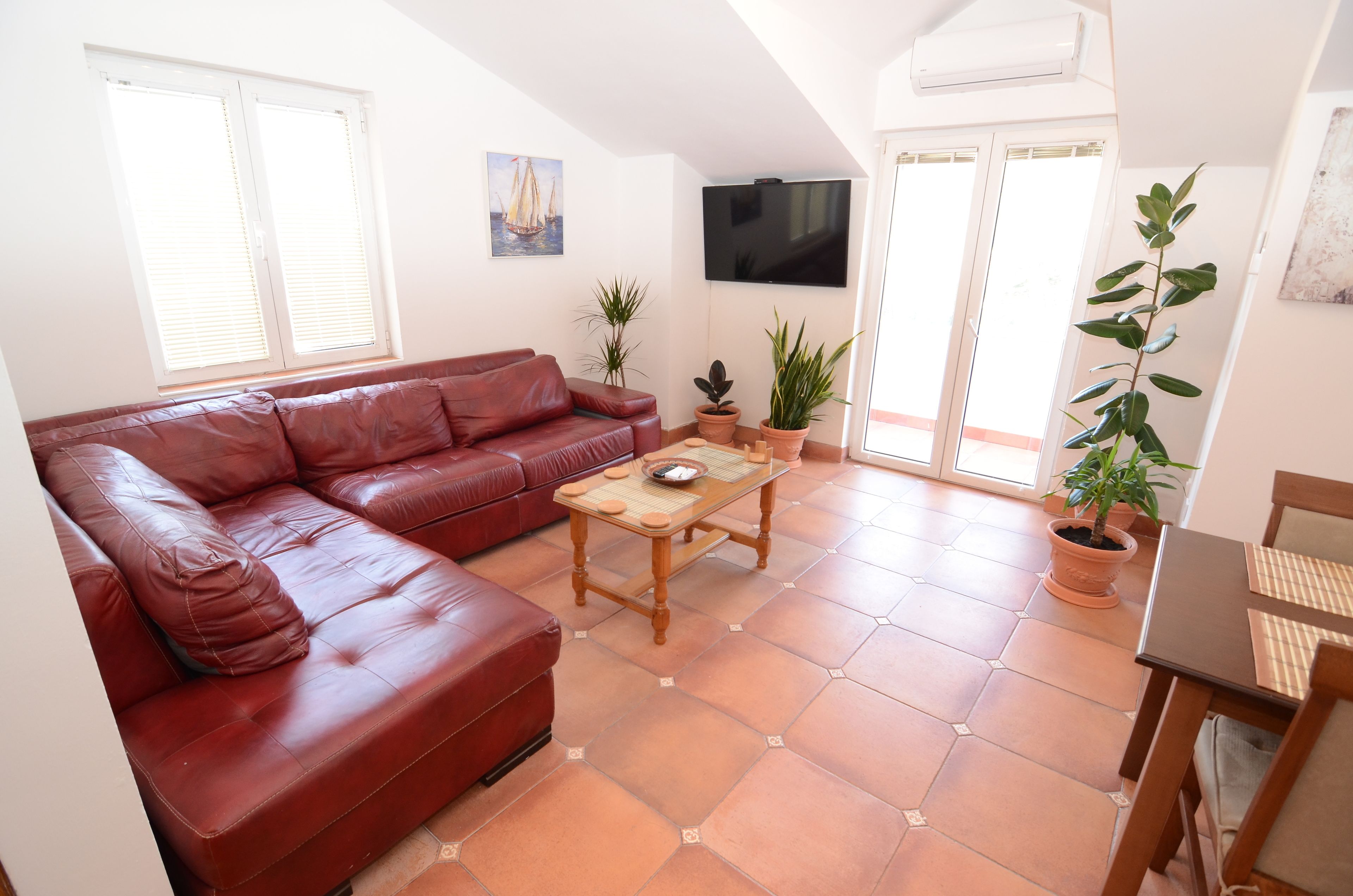 파노라믹 스위트, 퀸사이즈침대 1개, 베이 전망 | 거실 공간 | 평면 TV