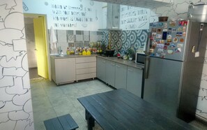 Großer Kühlschrank, Mikrowelle, Ofen, Kochgeschirr/Geschirr/Besteck