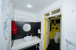 Hair dryer, slippers, towels - Topchan - Hostel (Tashkent)