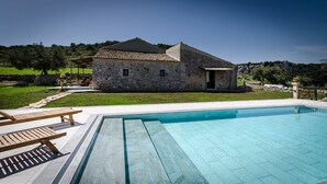 Outdoor pool - Idyllic country house, panoramic pool with sea views, quiet, WiFi, heating, 7 people (Siracusa)