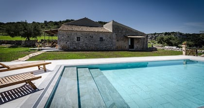 Idyllic country house, panoramic pool with sea views, quiet, WiFi, heating, 7 people