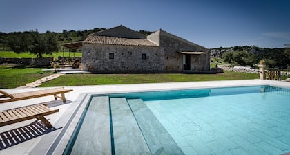 Landhaus, Infinity Pool, ruhig, Meerblick, WiFi, Heizung, max. 7 Personen