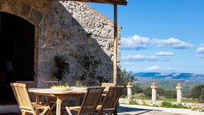 Outdoor dining - Idyllic country house, panoramic pool with sea views, quiet, WiFi, heating, 7 people (Siracusa)