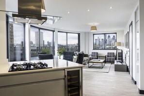 Penthouse, 2 Bedrooms | Living area | 42-inch flat-screen TV with digital channels, TV - StayInn City Aldgate (London)