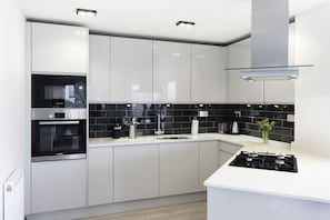 Ático, 2 habitaciones | Cocina privada | Frigorífico grande, microondas, horno y placa de cocina