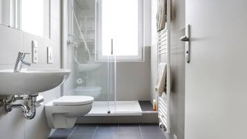 Dusche, Haartrockner, Handtücher, Seife