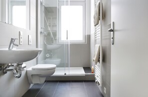 Dusche, Haartrockner, Handtücher, Seife