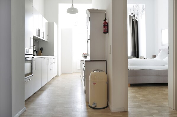 Kühlschrank, Mikrowelle, Ofen, Herdplatte