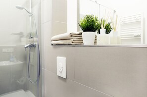 Dusche, Haartrockner, Handtücher, Seife