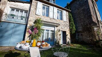 Dagelijks continentaal ontbijt inbegrepen