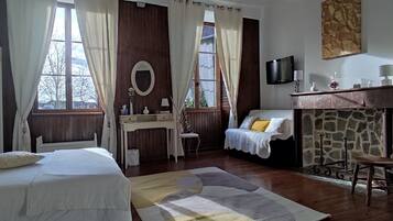 Habitación doble Deluxe, vista a la ciudad | Ropa de cama de alta calidad, camas con efecto memoria y minibar