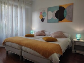 Twin Room, 2 Twin Beds | Premium bedding, memory foam beds, minibar, individually decorated - Amphitryon (Oloron-Sainte-Marie)