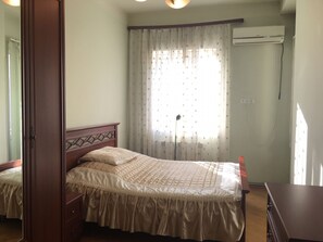 City appartement, 2 slaapkamers (15A/12 Northen Avenue ) | 1 slaapkamer, een strijkplank/strijkijzer, gratis wifi