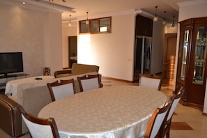 City Apartment, 3 Bedrooms, Smoking, City View (40/1 Sayat-Nova Avenue) | In-room dining