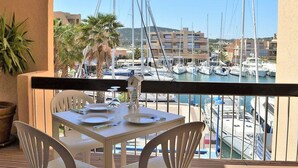 Outdoor dining - 3-room apartment with pool and garage, near the beach (Bormes-les-Mimosas)