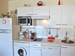 Réfrigérateur, micro-ondes, lave-vaisselle, cafetière/bouilloire