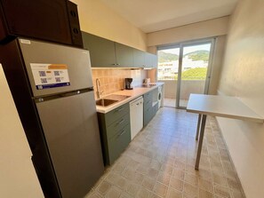 Réfrigérateur, micro-ondes, plaque de cuisson, lave-vaisselle