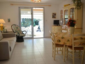 TV - Charming Duplex with Terrace, Pool, and Private Parking - Walk to Beach and Shops (Le Lavandou)