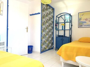 2 bedrooms - Charming Duplex with Terrace, Pool, and Private Parking - Walk to Beach and Shops (Le Lavandou)