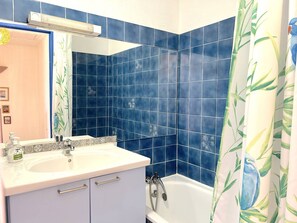 Bathroom - Charming Duplex with Terrace, Pool, and Private Parking - Walk to Beach and Shops (Le Lavandou)