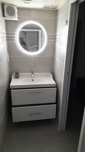 Een douche, een haardroger, handdoeken, zeep