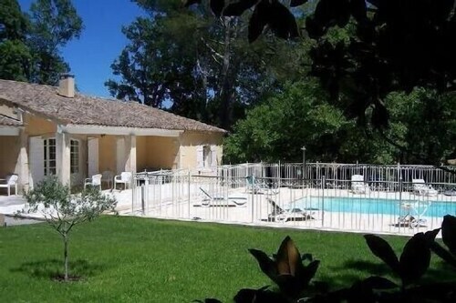 Beautiful property - heated pool - 5000 m² garden with trees - St Rémy de Provence