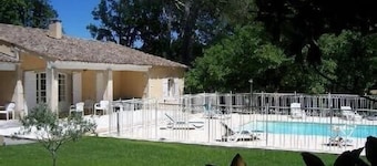 Beautiful property - heated pool - 5000 m² garden with trees - St Rémy de Provence