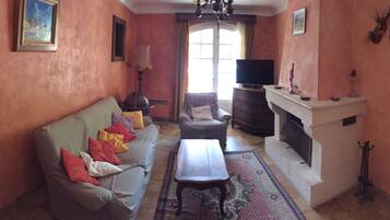 Televisie, een open haard, een dvd-speler en een tafeltennistafel