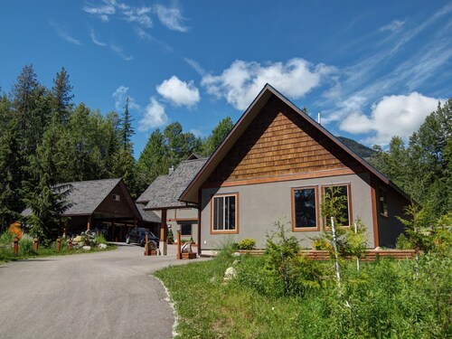 Aladar's Cabin is 2 Minutes Drive to Red Resort
