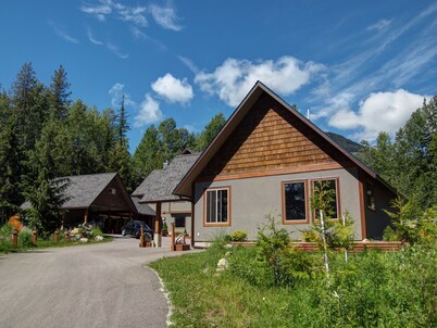 Aladar's Cabin is 2 Minutes Drive to Red Resort