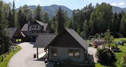Aladar's Cabin is 2 Minutes Drive to Red Resort
