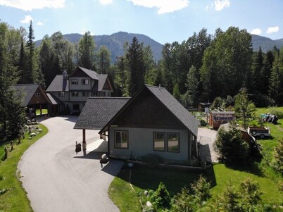 Aladar's Cabin is 2 Minutes Drive to Red Resort