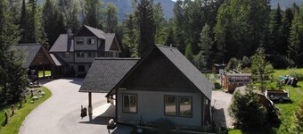 Aladar's Cabin is 2 Minutes Drive to Red Resort