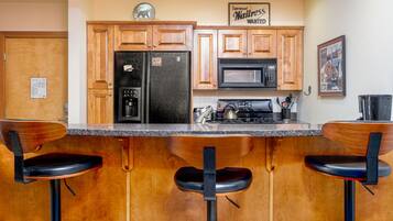 KylskÄp, mikrovÄgsugn, ugn och spishÀll