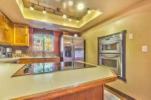 Fridge, microwave, oven, stovetop - Powder Mountain Utah 2B 2B Condo on Site @ Powder Mountain Eden Utah w Garage (Eden)