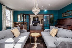 TV - Cottage On Main- In The Heart Of Weston (Weston)