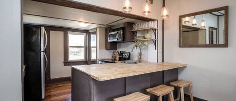 Réfrigérateur, four à micro-ondes, un four, surface de cuisson