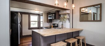 Cottage On Main- In The Heart Of Weston