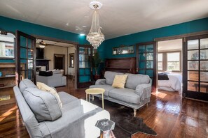 Interior - Cottage On Main- In The Heart Of Weston (Weston)
