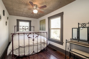 3 bedrooms, iron/ironing board, WiFi, bed sheets - Cottage On Main- In The Heart Of Weston (Weston)